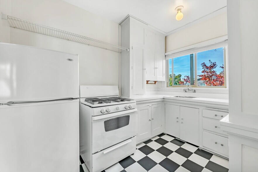 More Photos Of 2455 NW Quimby St, Portland Apartments For Sale