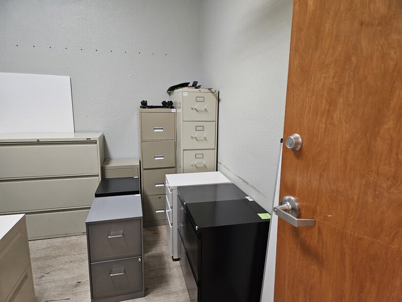 More Photos Of 27900 Industrial St, Bonita Springs Warehouse For Sale