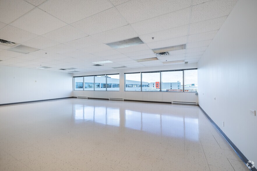 More Photos Of 4451-4479 Laval Aut W, Laval Showroom For Lease