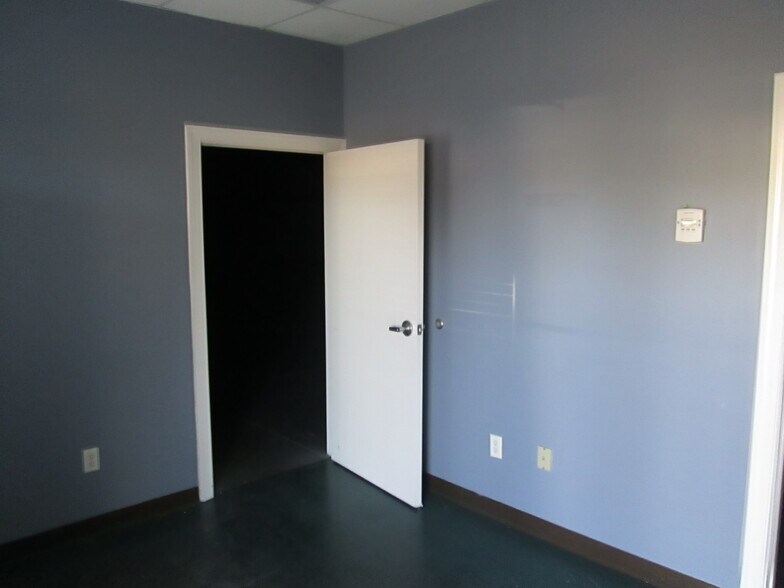 More Photos Of 1811 Greenleaf Ln, Leesburg Warehouse For Lease