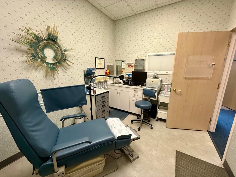 More Photos Of 1725 Western Ave, Findlay Medical For Sale