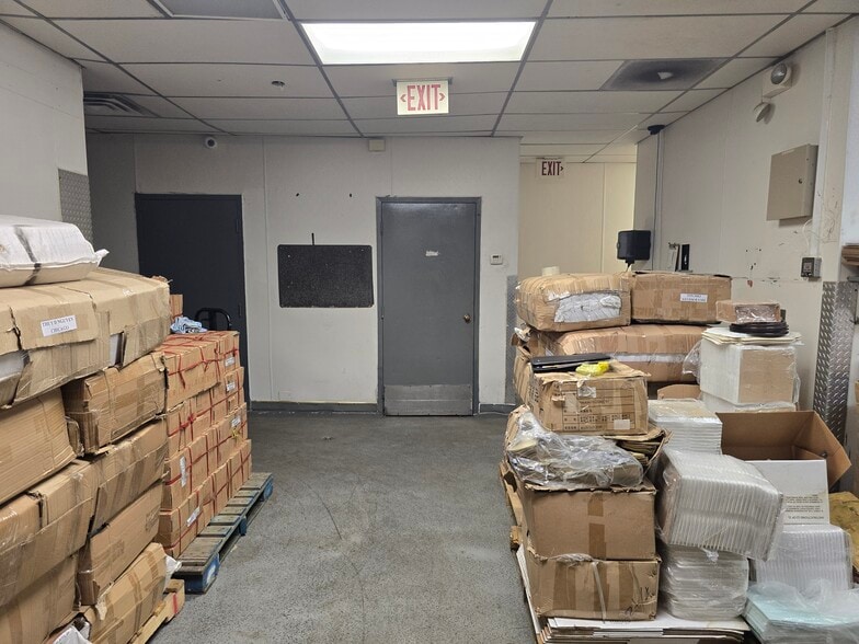 More Photos Of 2405 W Ardmore Ave, Chicago Industrial For Sale