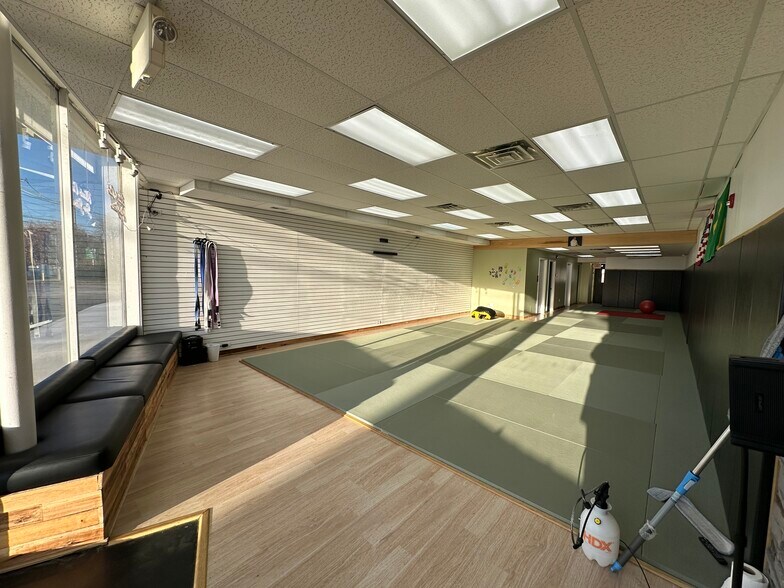 More Photos Of 6535-6549 W Highway 22, Crestwood Freestanding For Lease