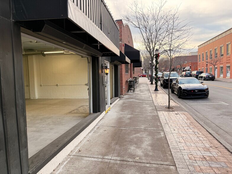 More Photos Of 127 SE 3rd St, Lees Summit Freestanding For Lease