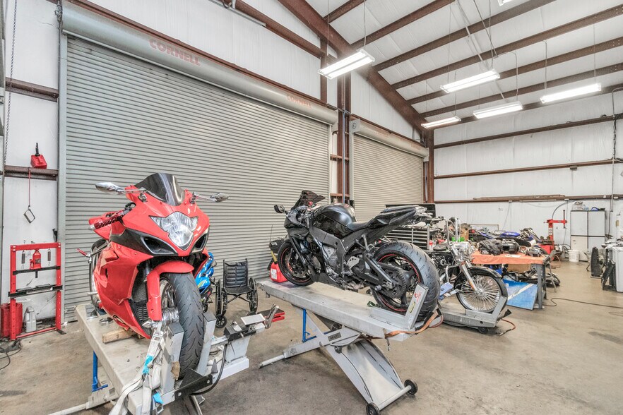 More Photos Of 14902 N Fwy Service Rd, Houston Freestanding For Sale