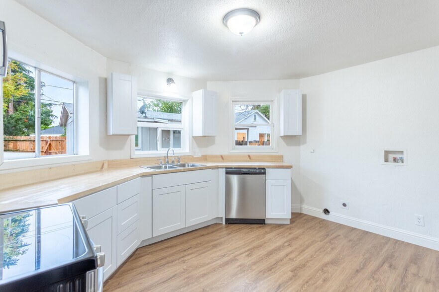 More Photos Of 1025 Parkview Ave, Redding Multifamily For Sale