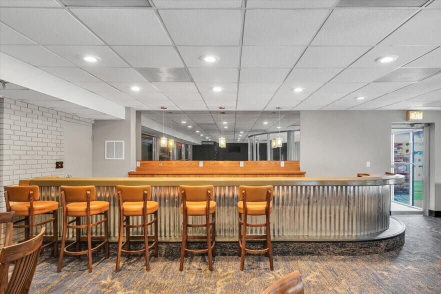 More Photos Of 1907 N Cunningham Ave, Urbana Hotel For Sale