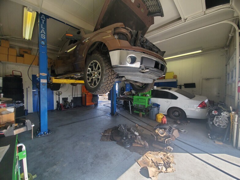 More Photos Of 2550 W Deer Valley Dr, Phoenix Auto Dealership For Sale