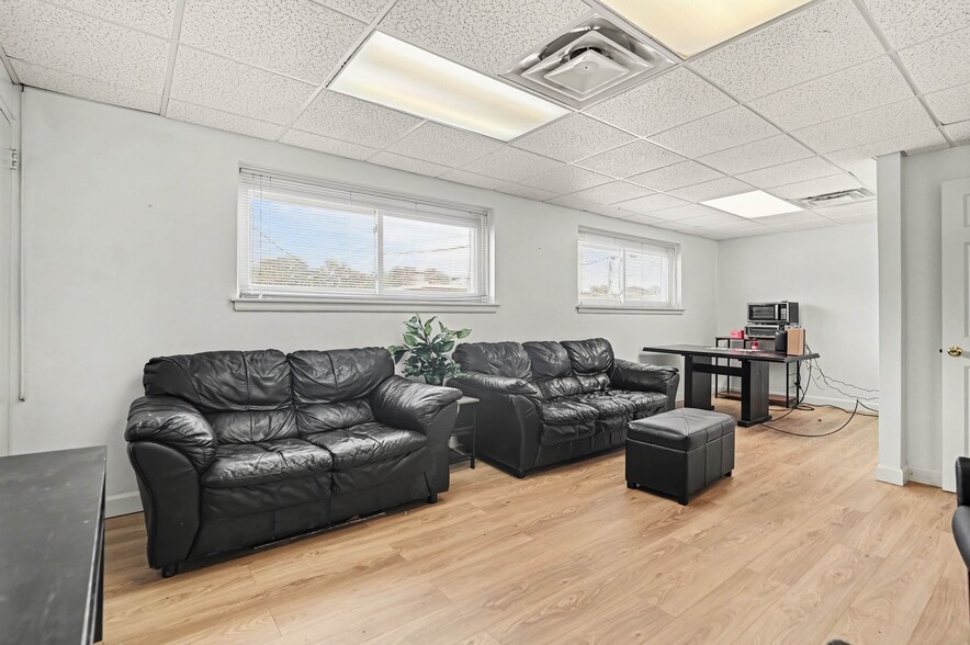 More Photos Of 516-528 Main St, Hamilton Office For Sale