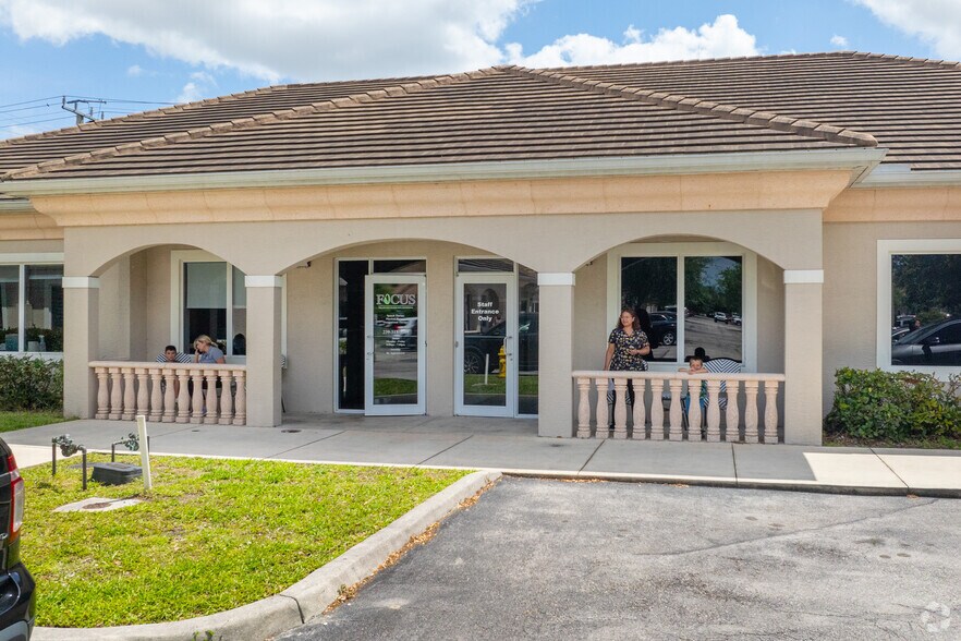 More Photos Of 4995-4997 Royal Gulf Cir, Fort Myers Medical For Sale