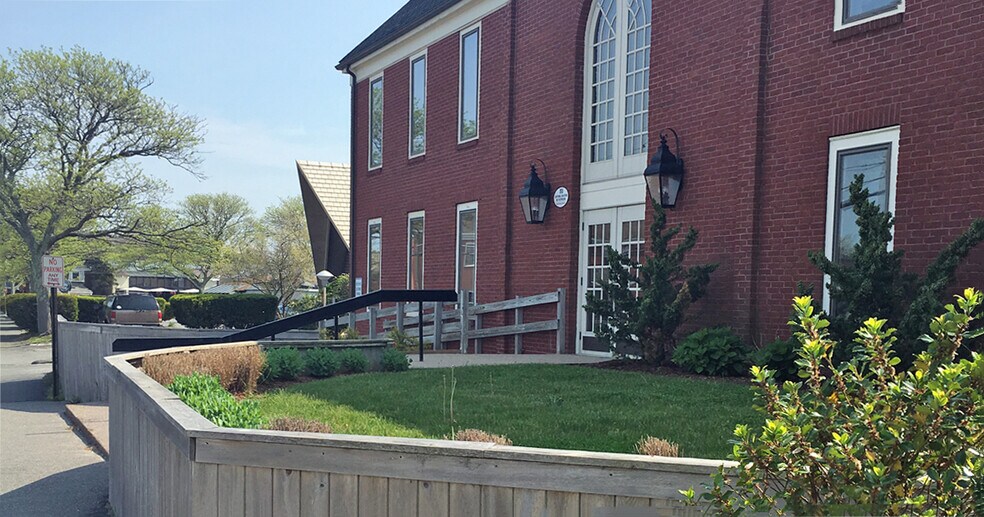 More Photos Of 35 Winter St, Hyannis Office For Lease