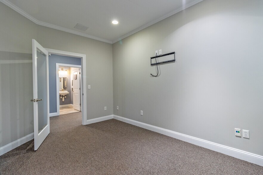 More Photos Of 447 Naubuc Ave, Glastonbury Office For Sale