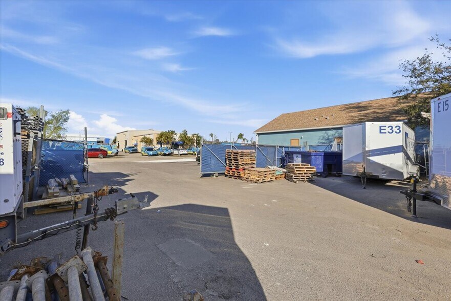 More Photos Of 711 60th St Ct E, Bradenton Light Distribution For Sale