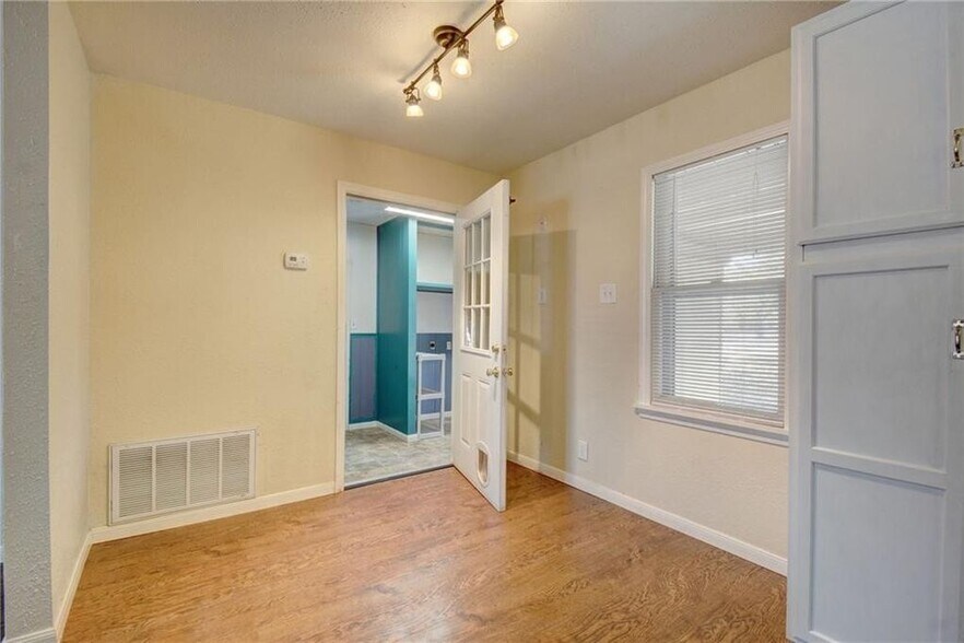 More Photos Of 3905 Prairie Ln, Austin Flex For Sale