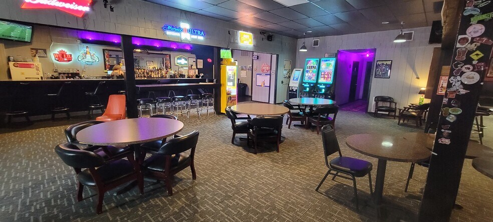 More Photos Of 118 E Jackson Ave, Iola General Retail For Sale