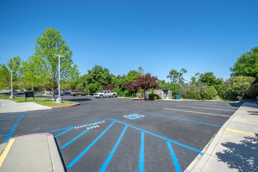 More Photos Of 106 Gateway Center Dr, Paso Robles Office For Lease