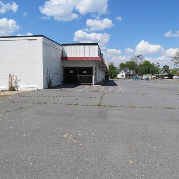More Photos Of 600 S Ash St, Pine Bluff General Retail For Sale