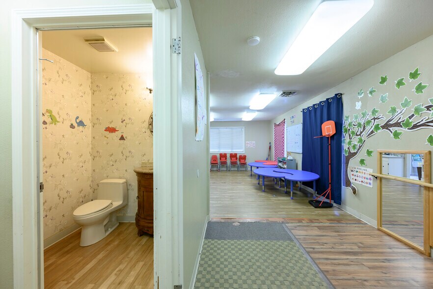 More Photos Of 504 Villa Rd, Newberg Medical For Sale