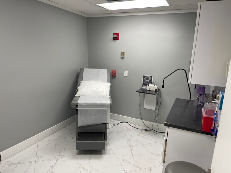 More Photos Of 1400 NE Miami Gardens Dr, Miami Medical For Lease