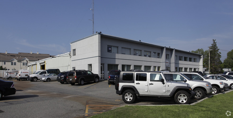 Primary Photo Of 100 Fairchild Ave, Plainview Warehouse For Lease