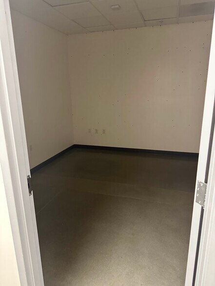 More Photos Of 27559 Newport Rd, Menifee Storefront For Lease