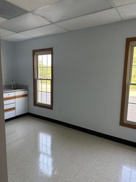 More Photos Of 46401 Romeo Plank Rd, Macomb Township Medical For Lease