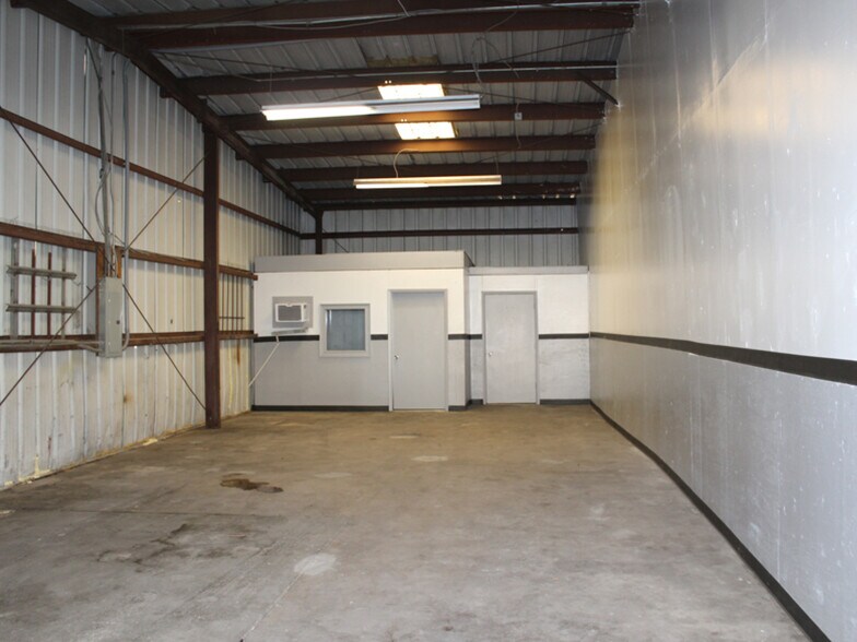 More Photos Of 13215 N Nebraska Ave, Tampa Warehouse For Lease
