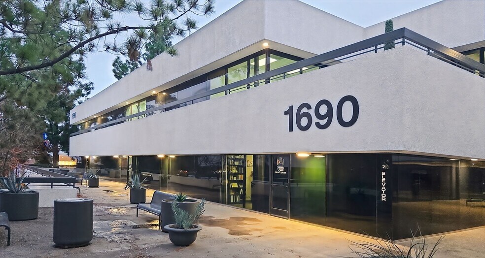 More Photos Of 1690 W Shaw Ave, Fresno Coworking Space