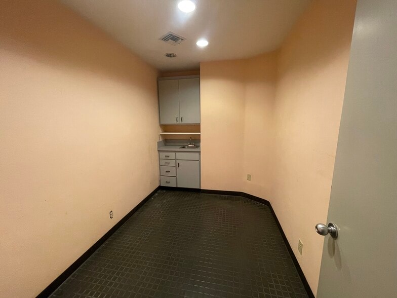 More Photos Of 3519 E Coast Hwy, Corona Del Mar Storefront For Lease