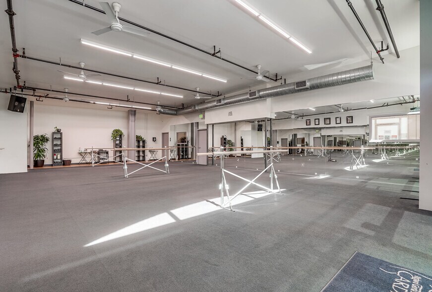 More Photos Of 21747 Erwin St, Woodland Hills Office For Sale