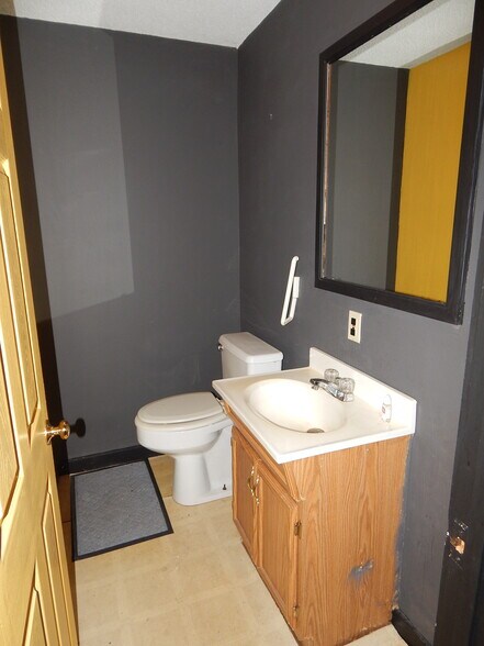 More Photos Of 83 Main St, Deep River General Retail For Lease