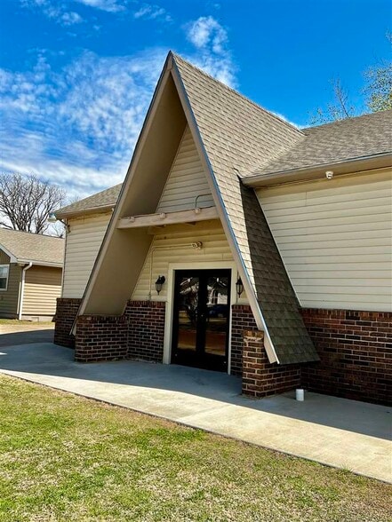 More Photos Of 206 N 2nd St, Tonkawa Religious Facility For Sale