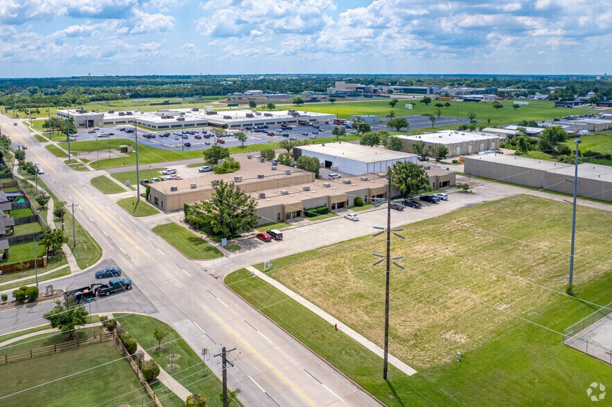 More Photos Of 800 W Rock Creek Rd, Norman Office For Lease