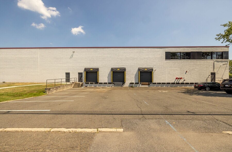 More Photos Of 299 Murray Hill Pky, East Rutherford Warehouse For Lease