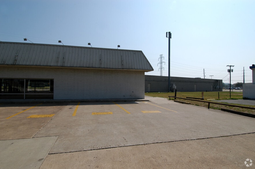 More Photos Of 2430-2436 Valley View Ln, Farmers Branch Freestanding For Sale