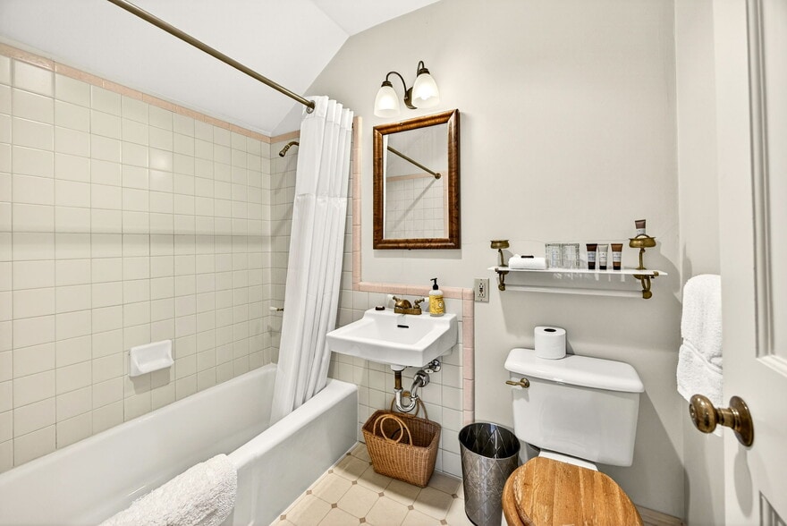 More Photos Of 668 N Main St, Ashland Hospitality For Sale