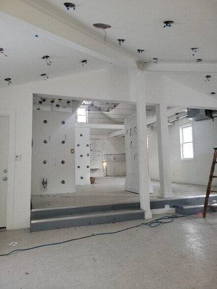 More Photos Of 549 Lancaster St W, Kitchener Freestanding For Lease