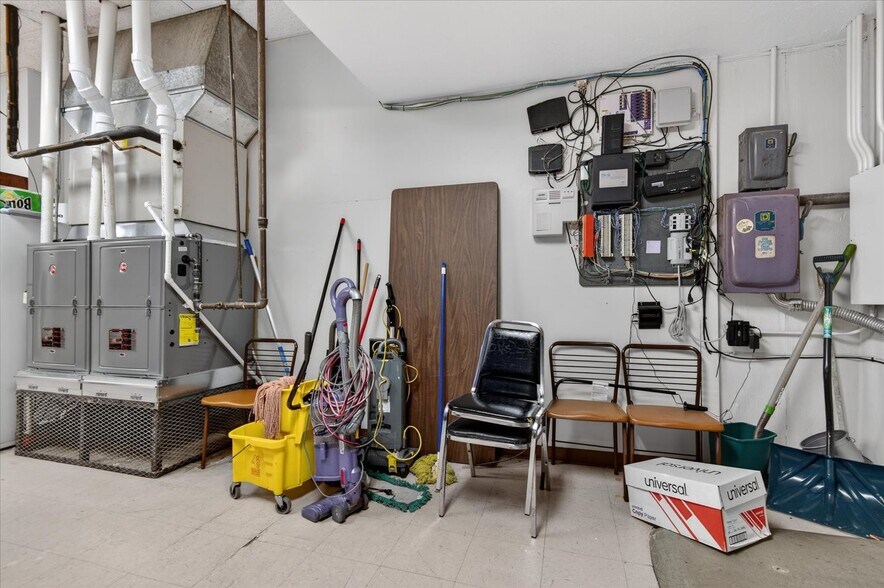 More Photos Of 111 SE Frank Phillips Blvd, Bartlesville Office For Sale