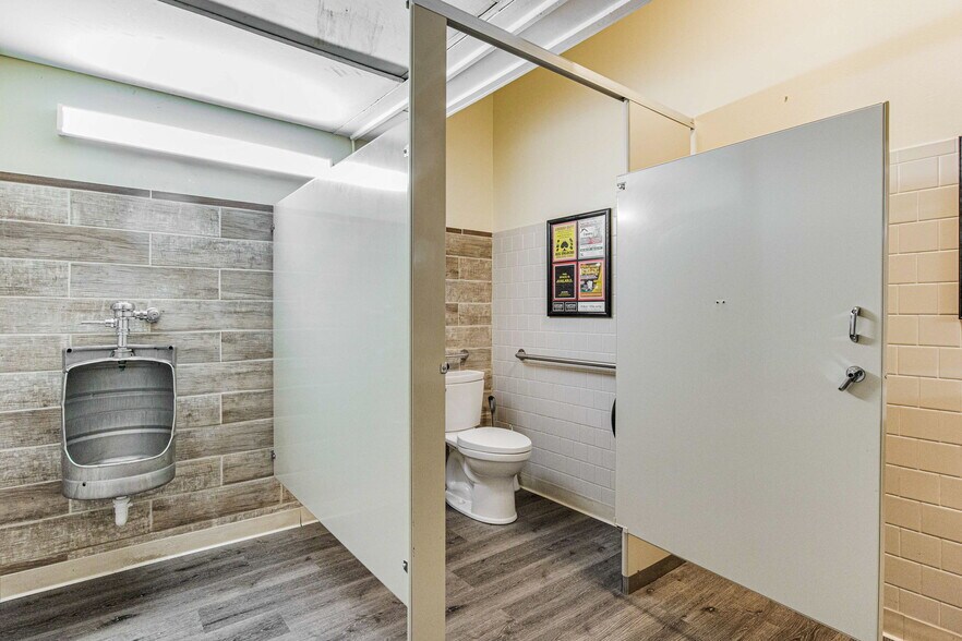 More Photos Of 131 New Warrington Rd, Pensacola Restaurant For Sale