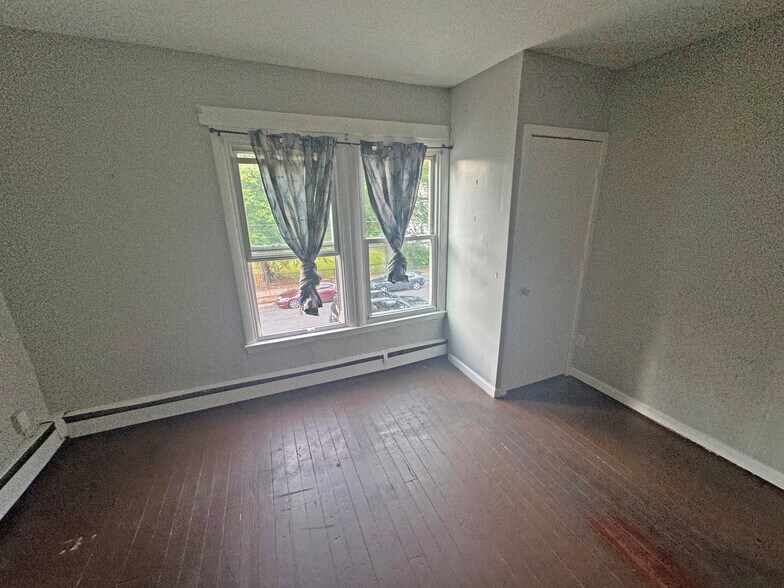 More Photos Of 26 Martin St, Hartford Apartments For Sale