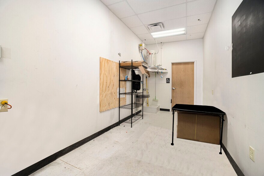 More Photos Of 2363-2365 Vintage Ct, Excelsior Springs Freestanding For Lease