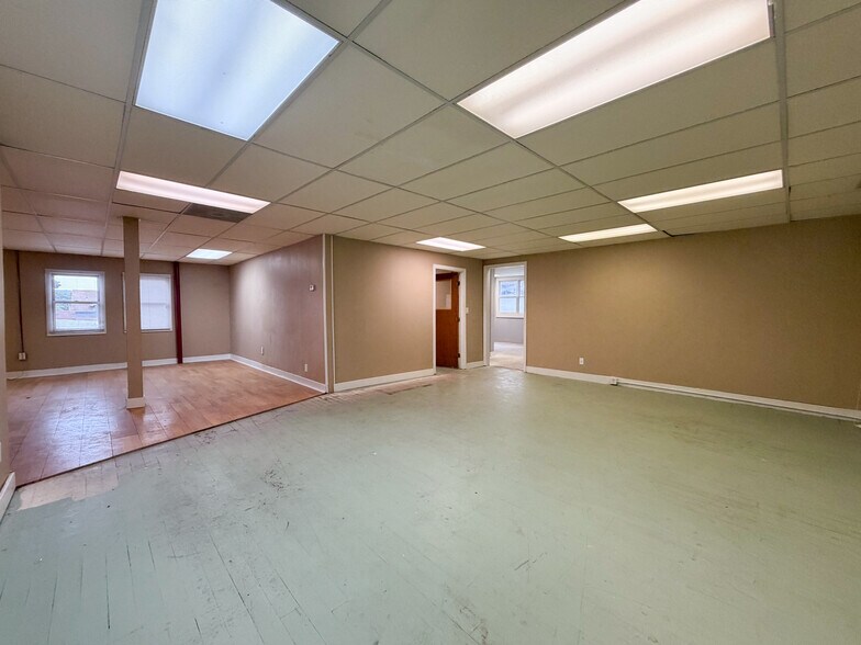 More Photos Of 47 Billard St, Meriden Showroom For Sale