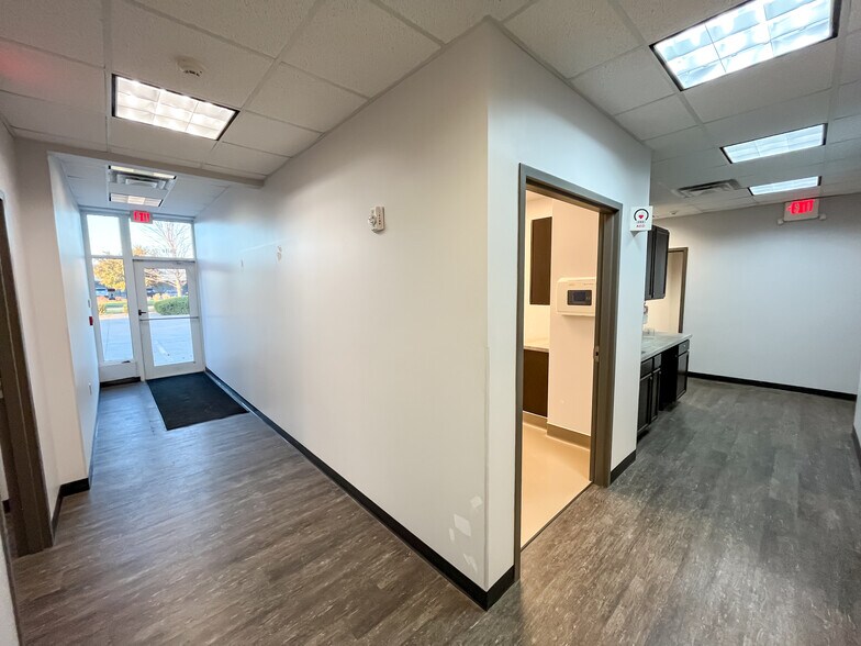 More Photos Of 3460 N Ridge Rd, Wichita Freestanding For Lease