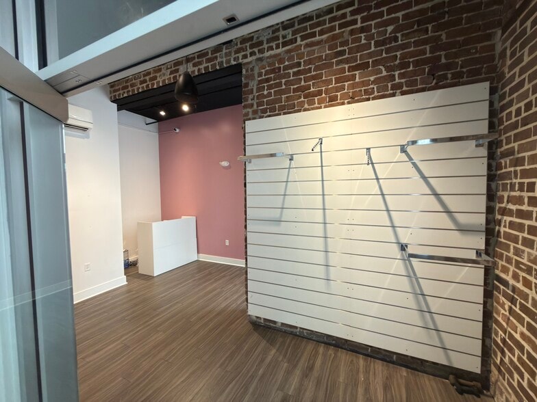 More Photos Of 10 Whitaker St, Savannah Storefront Retail Residential For Lease
