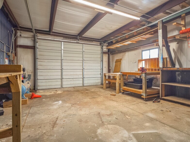 More Photos Of 401 S Ranchwood Blvd, Yukon Flex For Sale