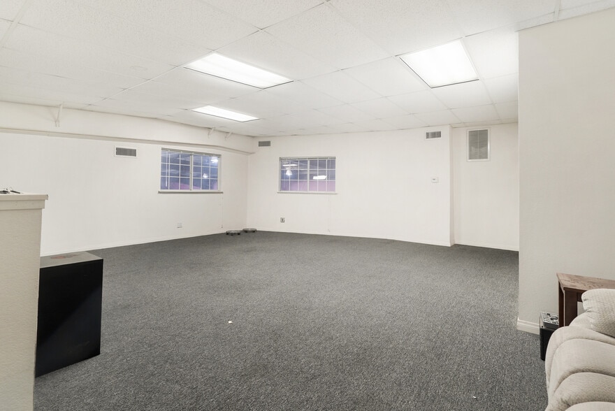 More Photos Of 1301 E Main St, Santa Paula Service For Sale