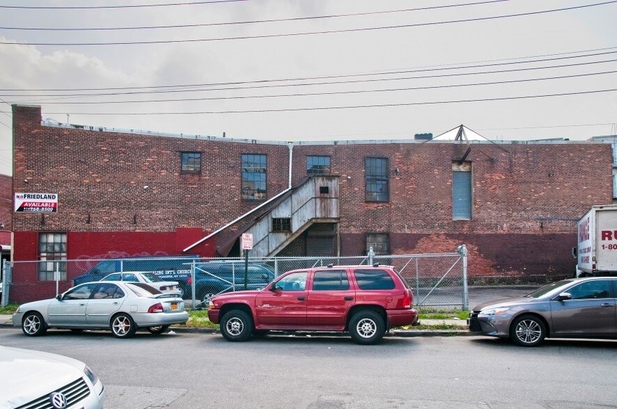 More Photos Of 33 Herriot St, Yonkers Warehouse For Lease