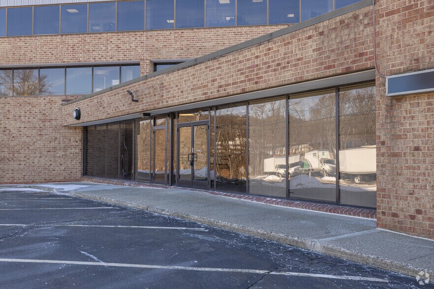 More Photos Of 108 Mill Plain Rd, Danbury Office For Lease