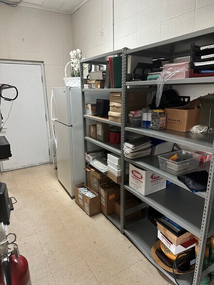 More Photos Of 403 E Wood St, Paris Office For Lease