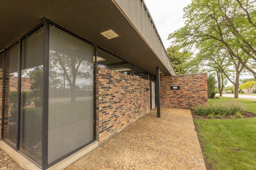 More Photos Of 450 S Wheeling Rd, Wheeling Flex For Sale